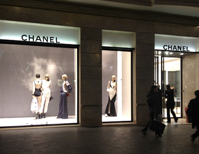 Decorados para escaparates elegantes y sencillos los que instalamos para la marca Chanel en Barcelona.